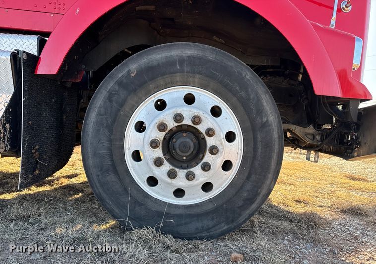 image for item EP2732 2011 Kenworth T800 semi truck