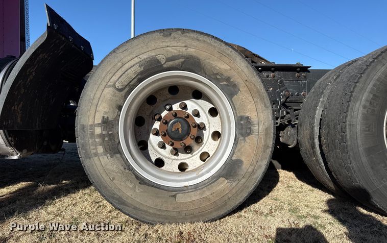 image for item EP2732 2011 Kenworth T800 semi truck