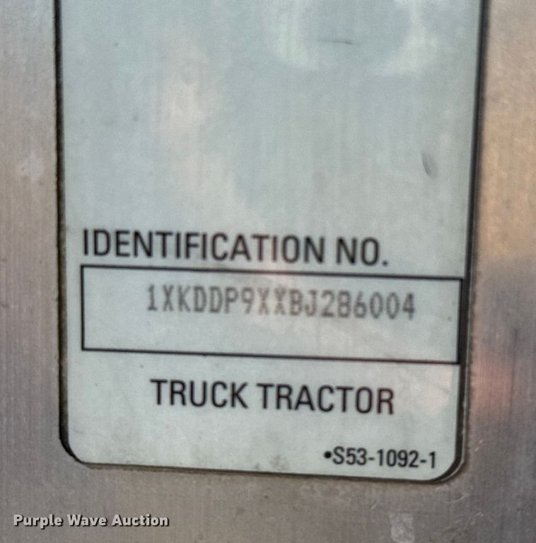 image for item EP2732 2011 Kenworth T800 semi truck