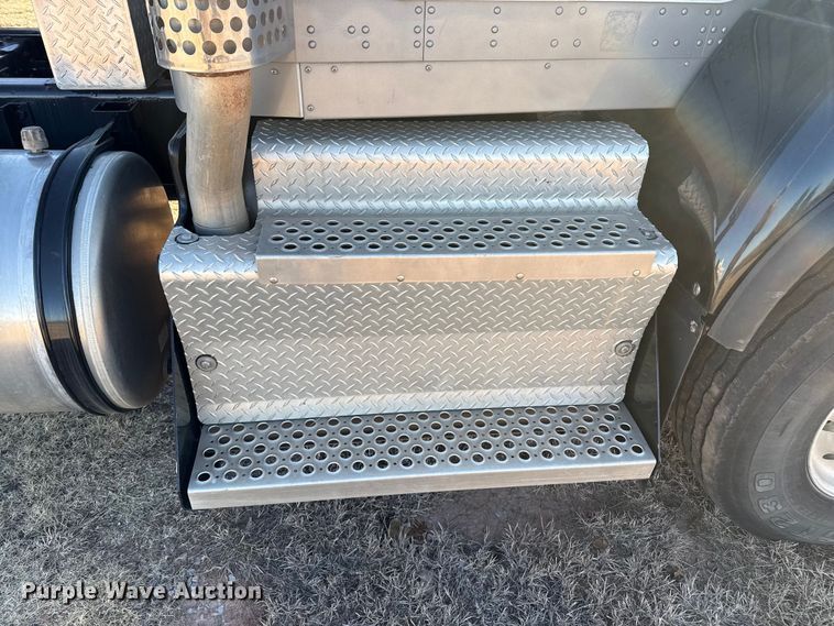 image for item EP2733 2012 Kenworth T40 truck cab and chassis