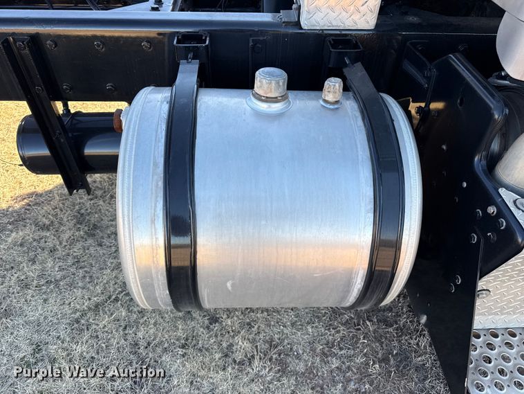 image for item EP2733 2012 Kenworth T40 truck cab and chassis