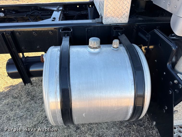 image for item EP2733 2012 Kenworth T40 truck cab and chassis