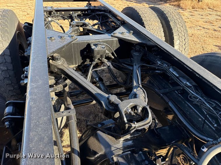 image for item EP2733 2012 Kenworth T40 truck cab and chassis