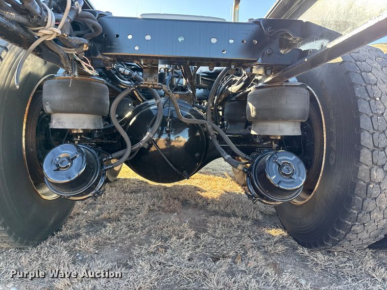 image for item EP2733 2012 Kenworth T40 truck cab and chassis