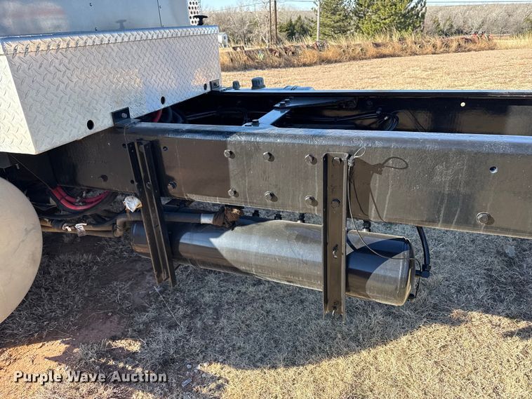 image for item EP2733 2012 Kenworth T40 truck cab and chassis