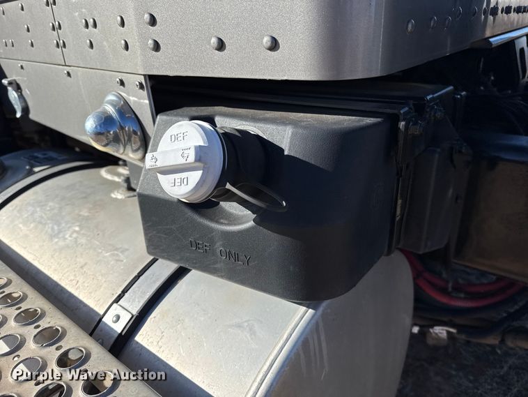 image for item EP2733 2012 Kenworth T40 truck cab and chassis