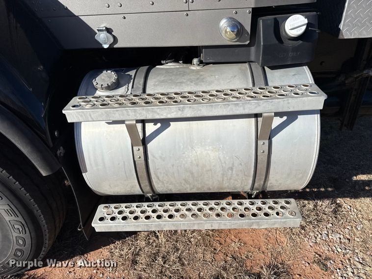 image for item EP2733 2012 Kenworth T40 truck cab and chassis