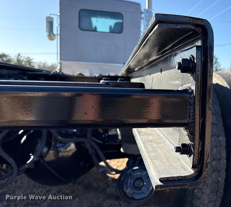 image for item EP2733 2012 Kenworth T40 truck cab and chassis