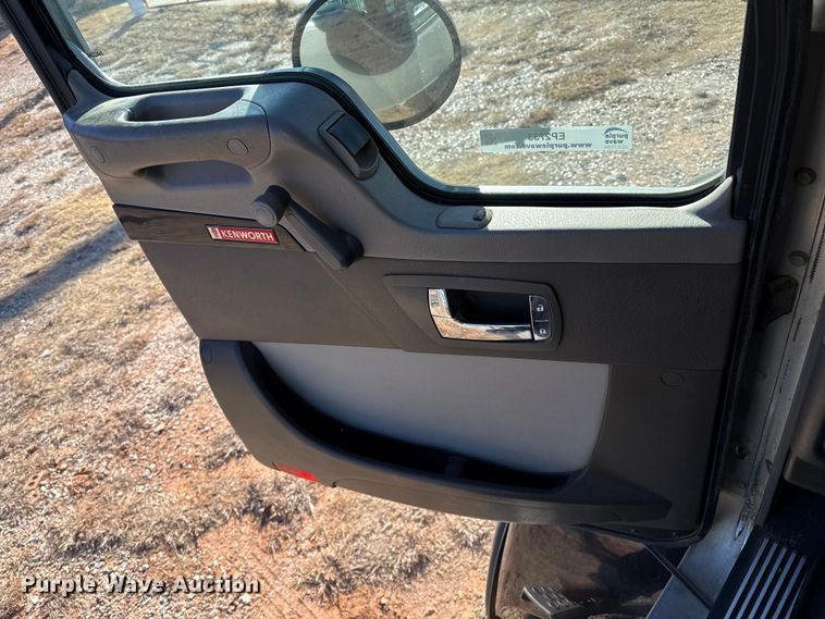 image for item EP2733 2012 Kenworth T40 truck cab and chassis