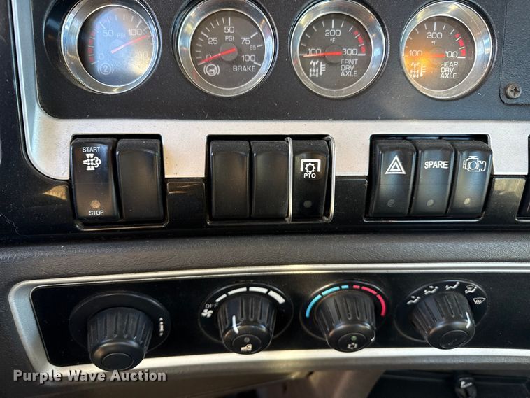 image for item EP2733 2012 Kenworth T40 truck cab and chassis