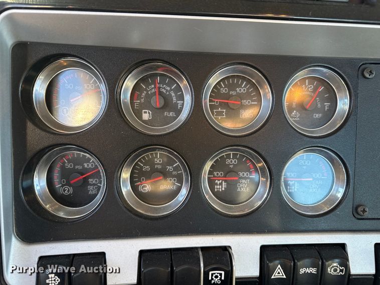 image for item EP2733 2012 Kenworth T40 truck cab and chassis