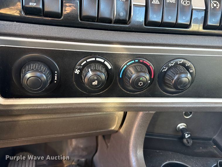 image for item EP2733 2012 Kenworth T40 truck cab and chassis