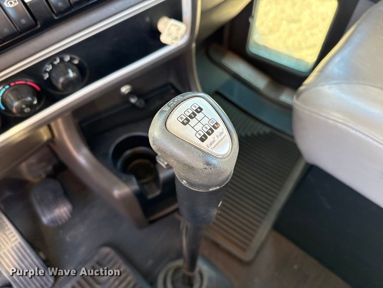 image for item EP2733 2012 Kenworth T40 truck cab and chassis