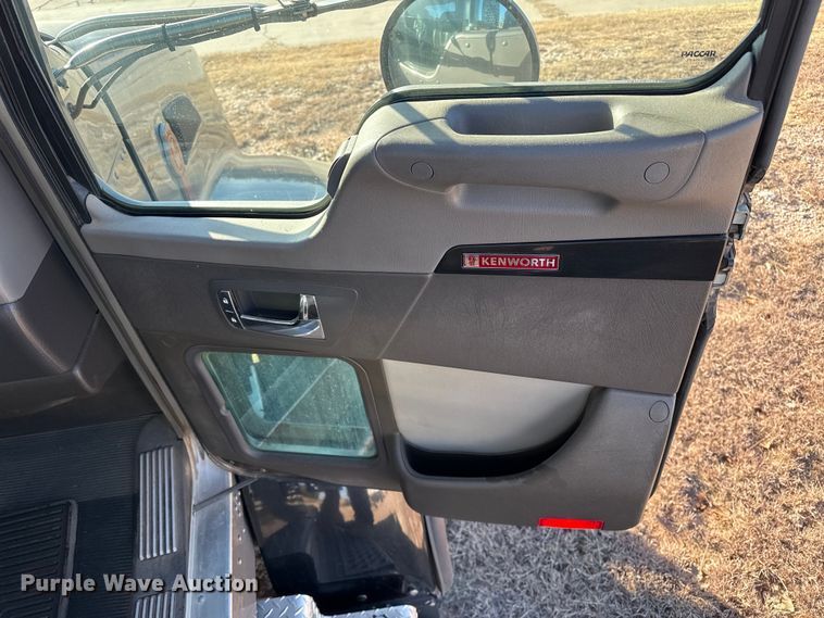 image for item EP2733 2012 Kenworth T40 truck cab and chassis