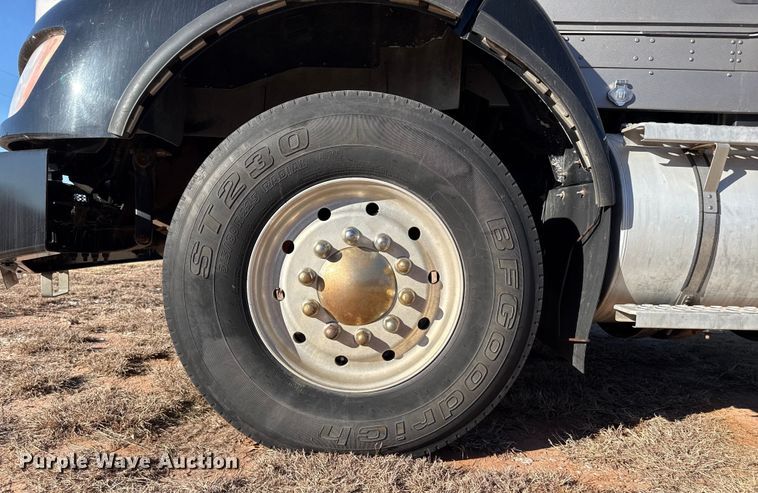 image for item EP2733 2012 Kenworth T40 truck cab and chassis