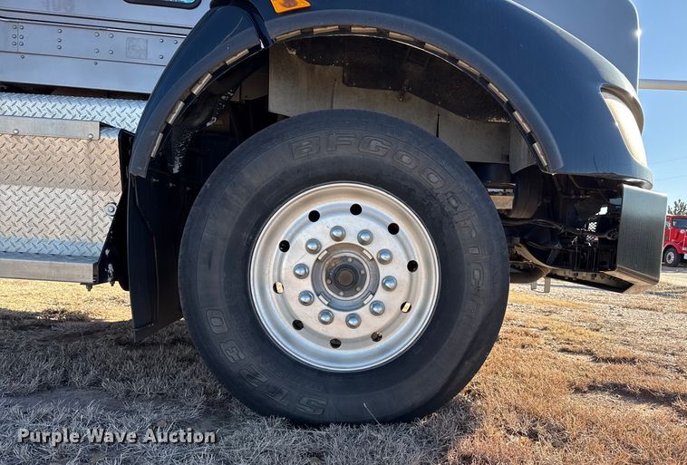 image for item EP2733 2012 Kenworth T40 truck cab and chassis