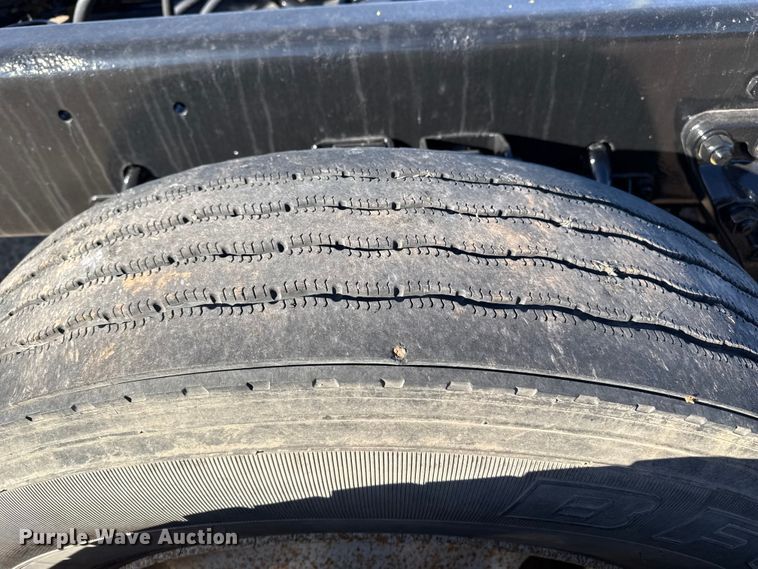 image for item EP2733 2012 Kenworth T40 truck cab and chassis