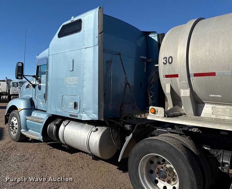 image for item EP2755 2013 Kenworth T660 semi truck