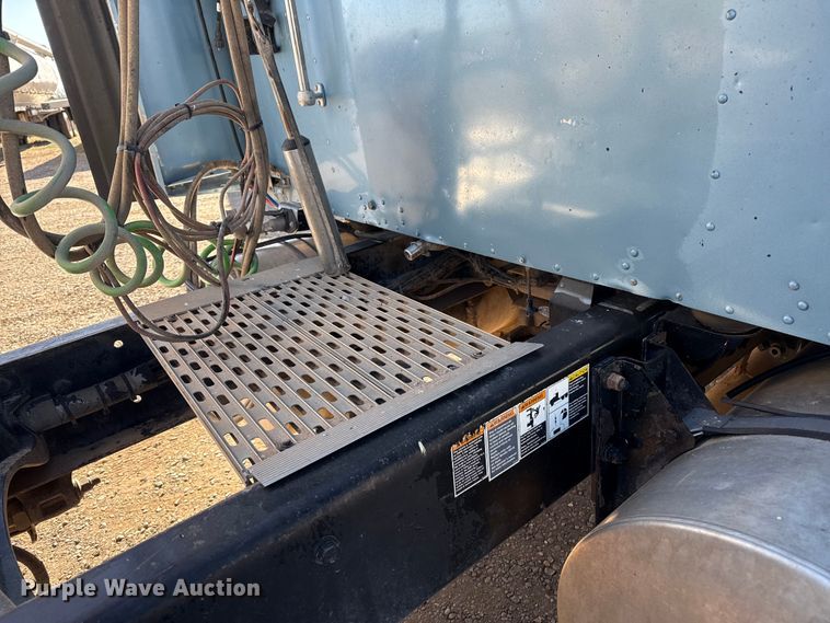 image for item EP2755 2013 Kenworth T660 semi truck