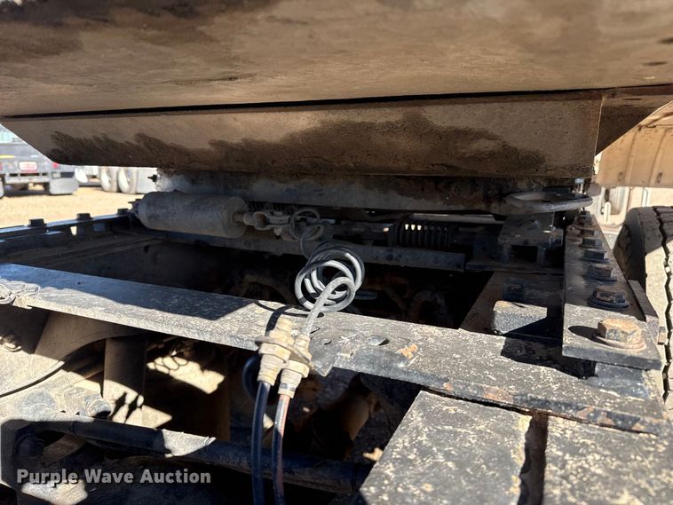 image for item EP2755 2013 Kenworth T660 semi truck