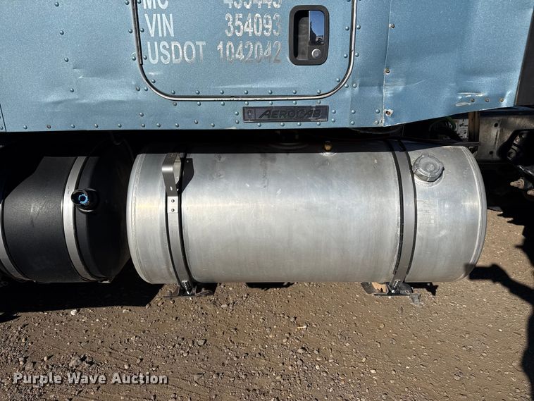 image for item EP2755 2013 Kenworth T660 semi truck