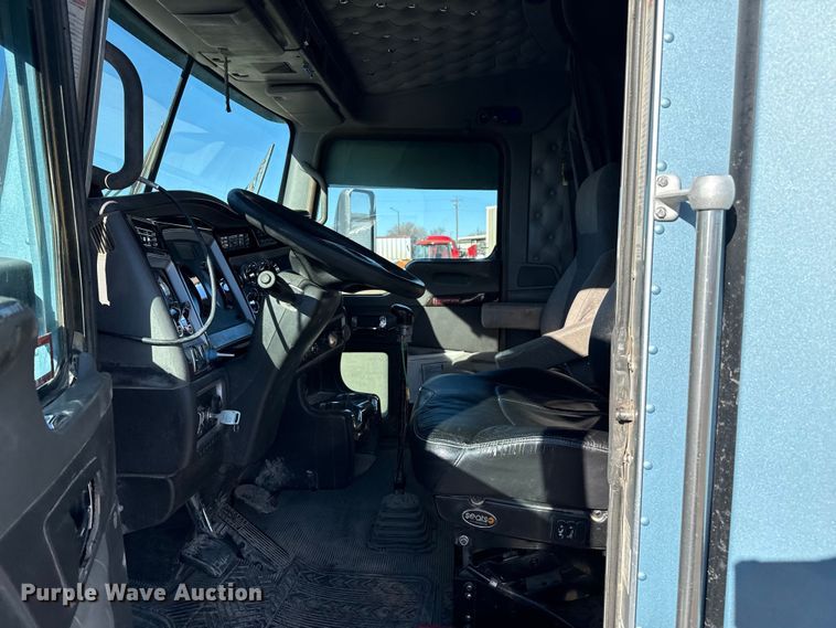 image for item EP2755 2013 Kenworth T660 semi truck