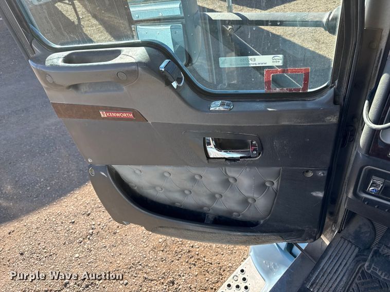 image for item EP2755 2013 Kenworth T660 semi truck