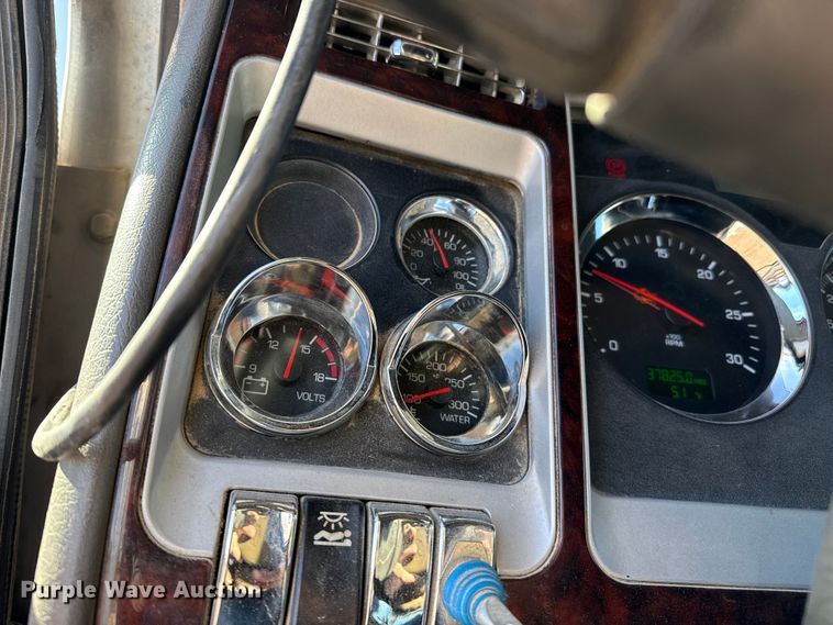 image for item EP2755 2013 Kenworth T660 semi truck