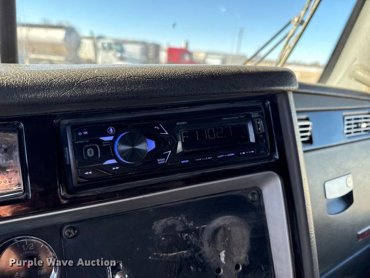 image for item EP2755 2013 Kenworth T660 semi truck