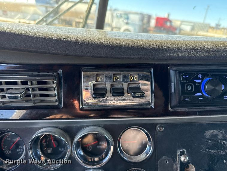 image for item EP2755 2013 Kenworth T660 semi truck