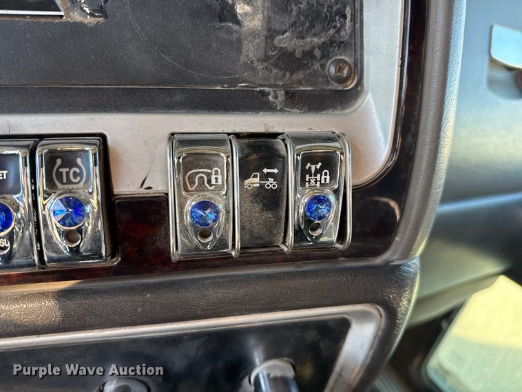 image for item EP2755 2013 Kenworth T660 semi truck