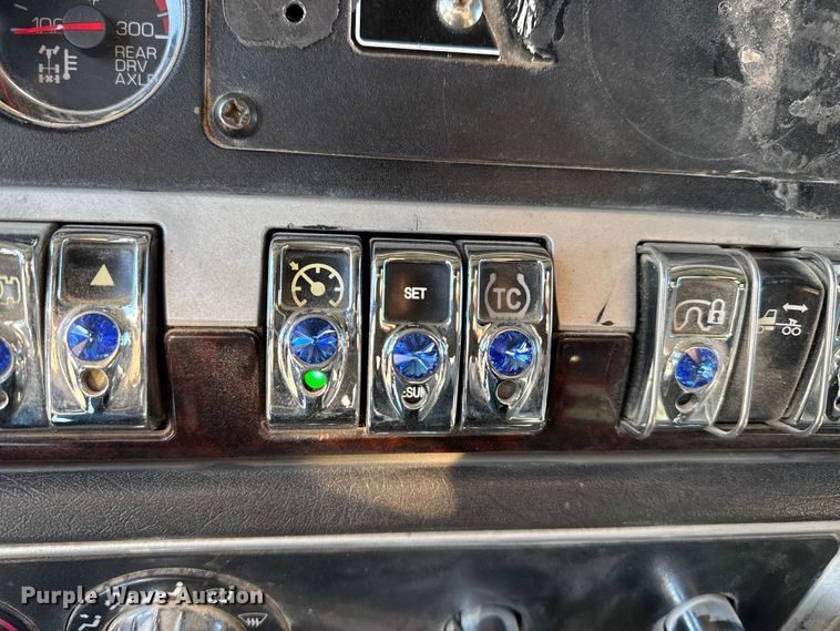 image for item EP2755 2013 Kenworth T660 semi truck