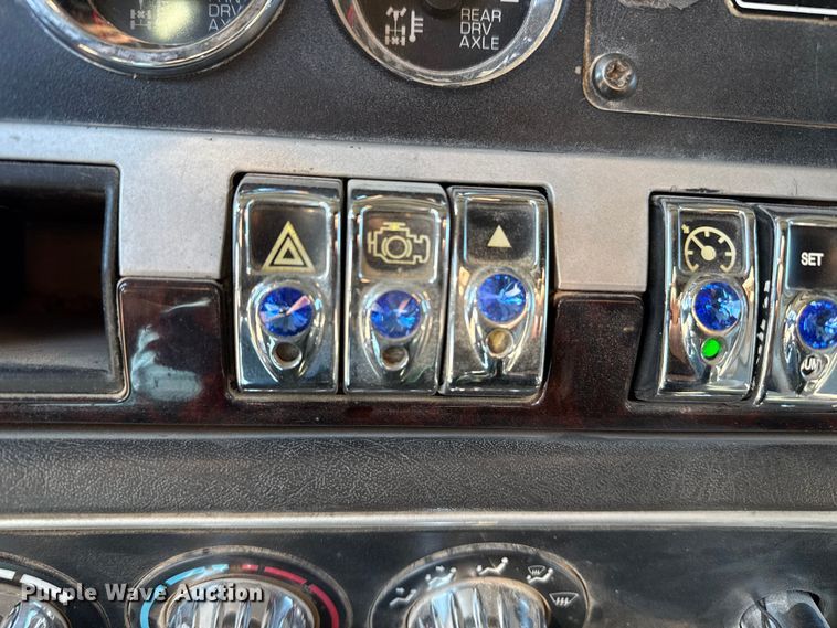 image for item EP2755 2013 Kenworth T660 semi truck