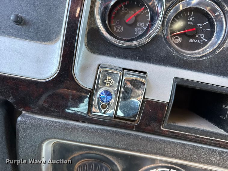 image for item EP2755 2013 Kenworth T660 semi truck