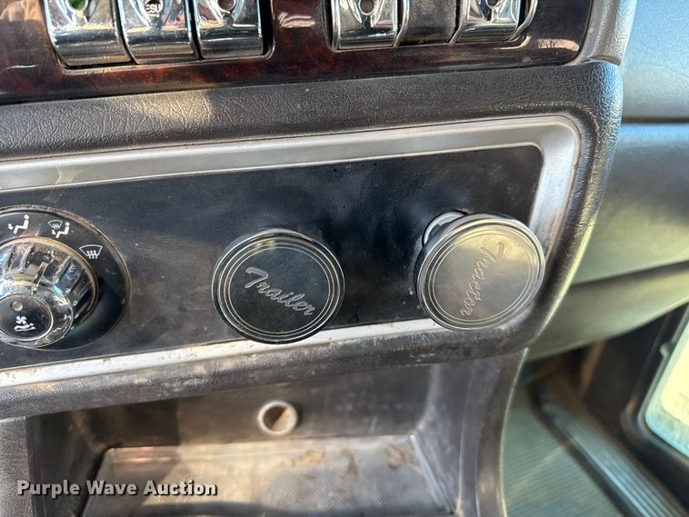 image for item EP2755 2013 Kenworth T660 semi truck