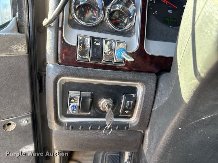 image for item EP2755 2013 Kenworth T660 semi truck