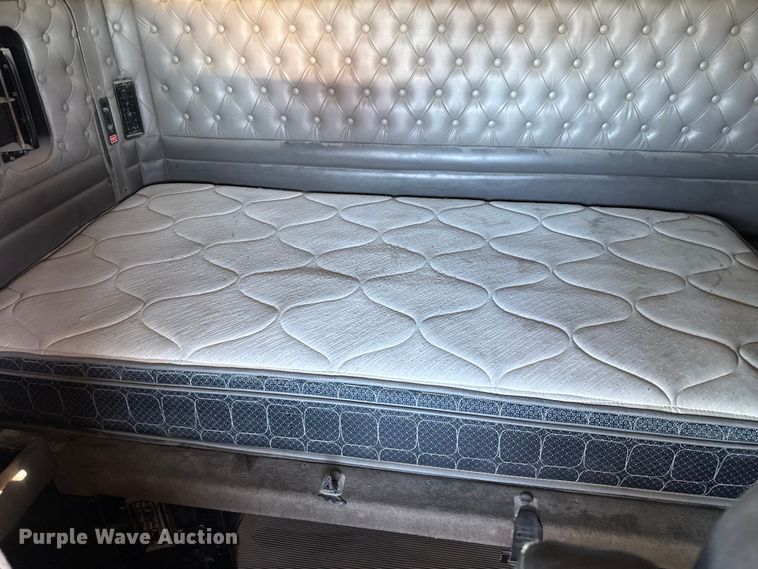 image for item EP2755 2013 Kenworth T660 semi truck