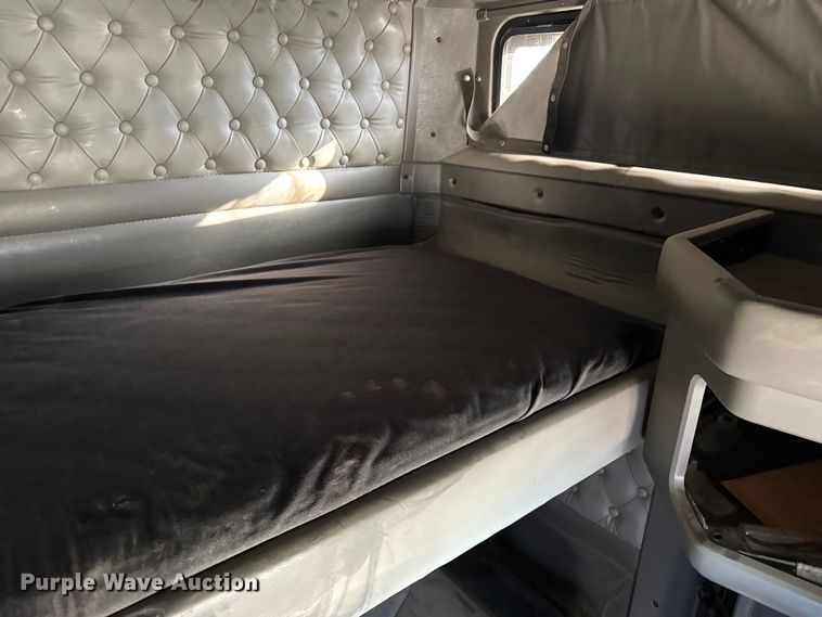 image for item EP2755 2013 Kenworth T660 semi truck