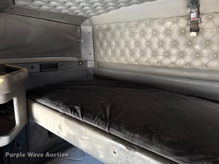 image for item EP2755 2013 Kenworth T660 semi truck