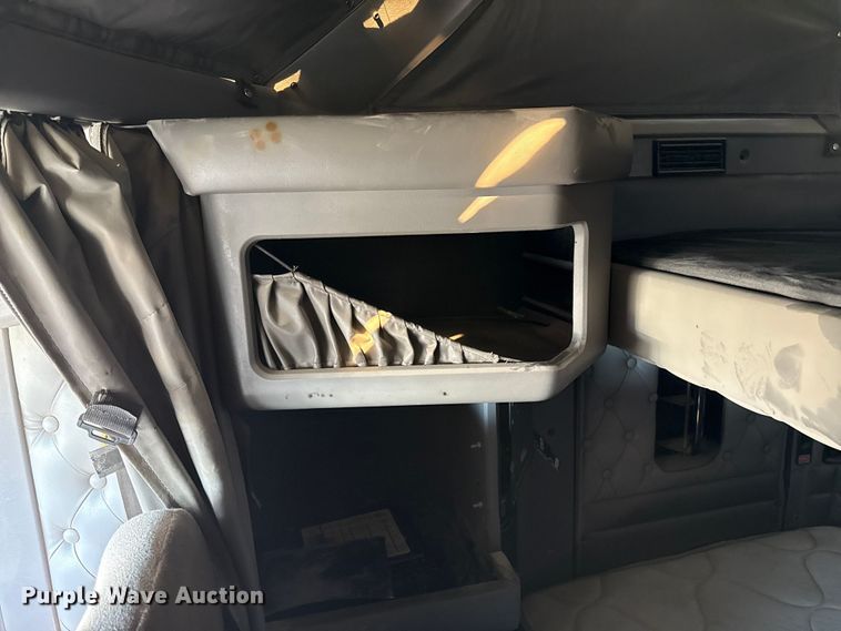 image for item EP2755 2013 Kenworth T660 semi truck