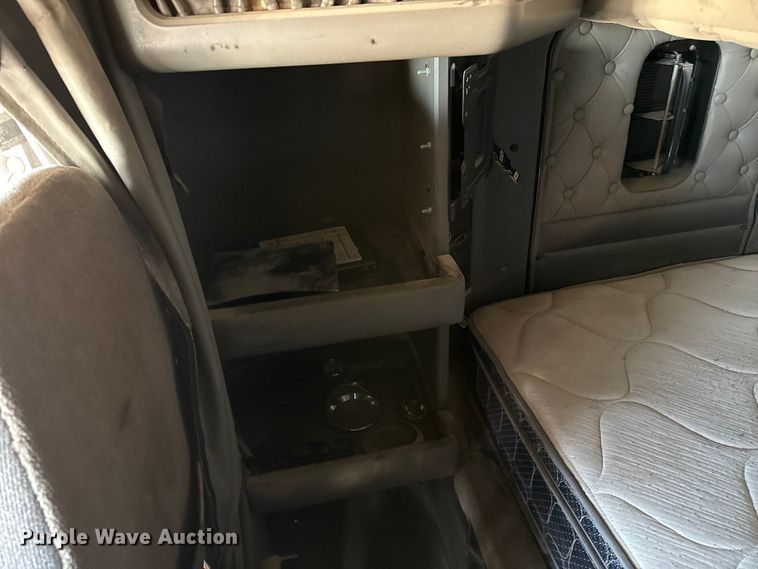 image for item EP2755 2013 Kenworth T660 semi truck