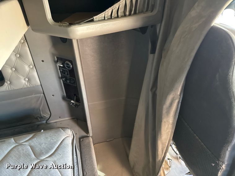 image for item EP2755 2013 Kenworth T660 semi truck