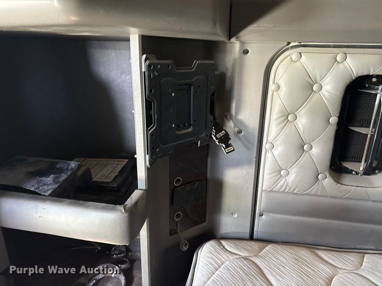 image for item EP2755 2013 Kenworth T660 semi truck