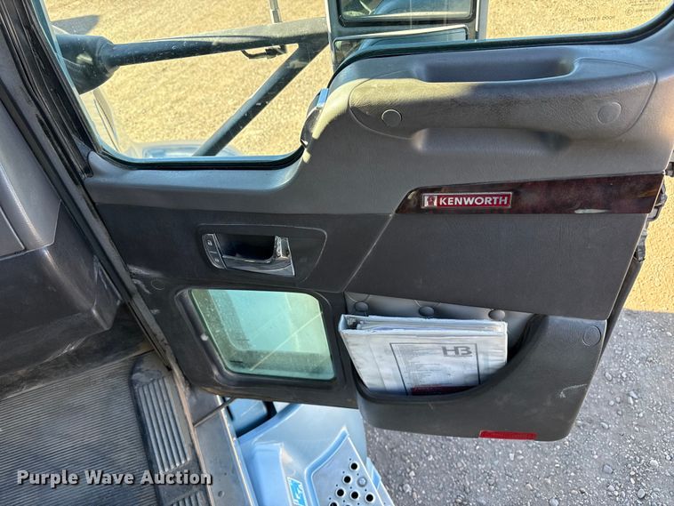 image for item EP2755 2013 Kenworth T660 semi truck