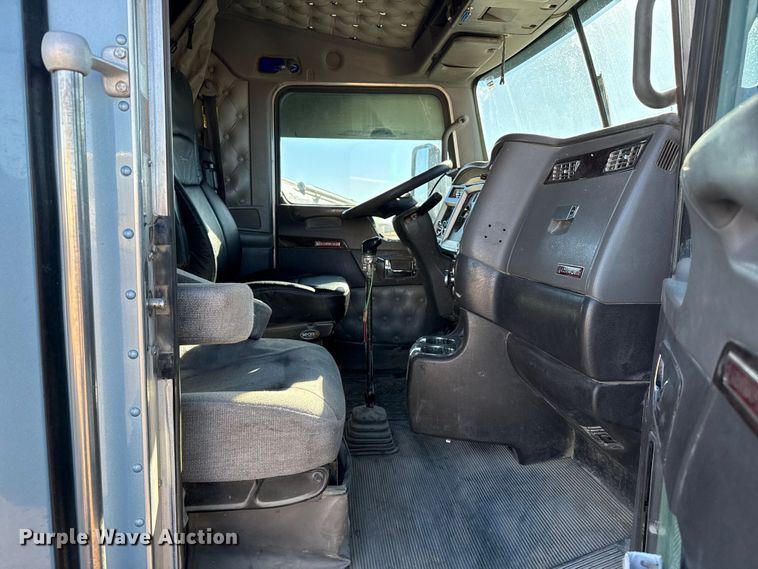 image for item EP2755 2013 Kenworth T660 semi truck