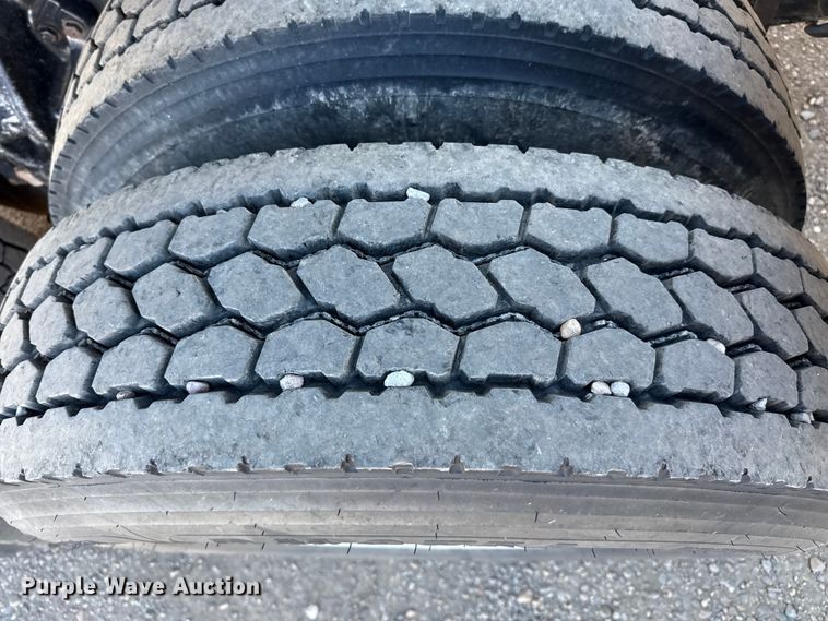 image for item EP2755 2013 Kenworth T660 semi truck