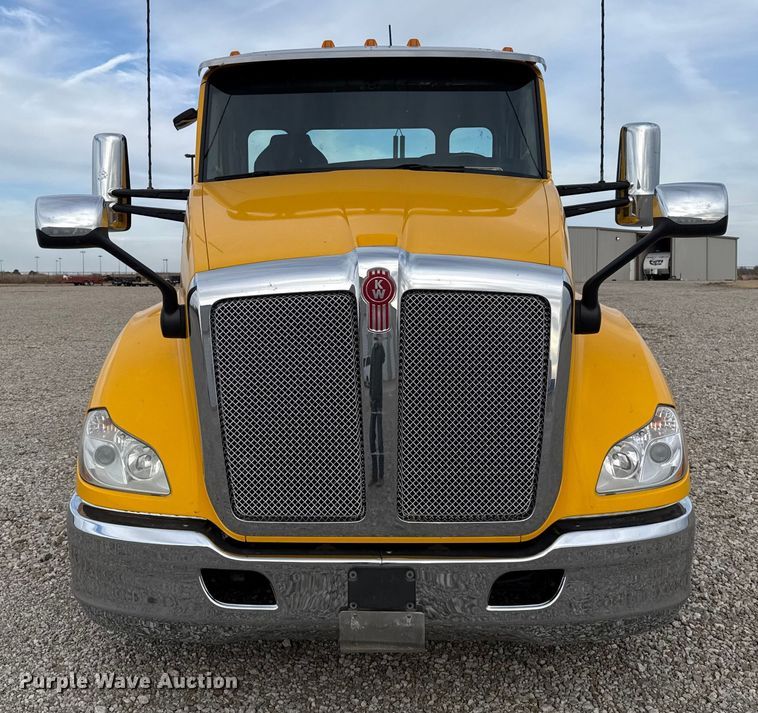 image for item ES5508 2020 Kenworth T680 semi truck
