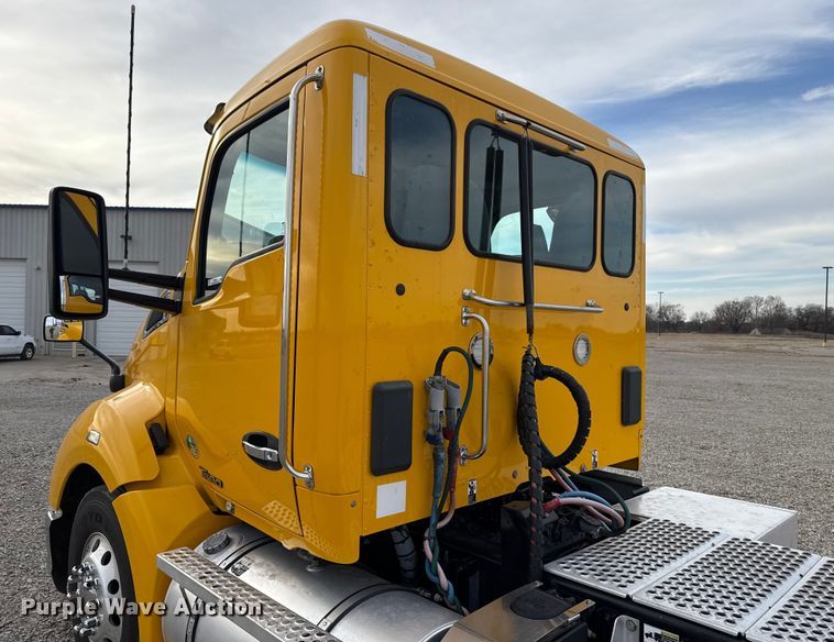 image for item ES5508 2020 Kenworth T680 semi truck