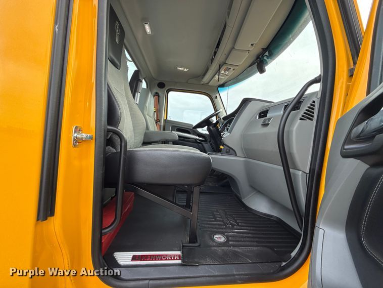 image for item ES5508 2020 Kenworth T680 semi truck