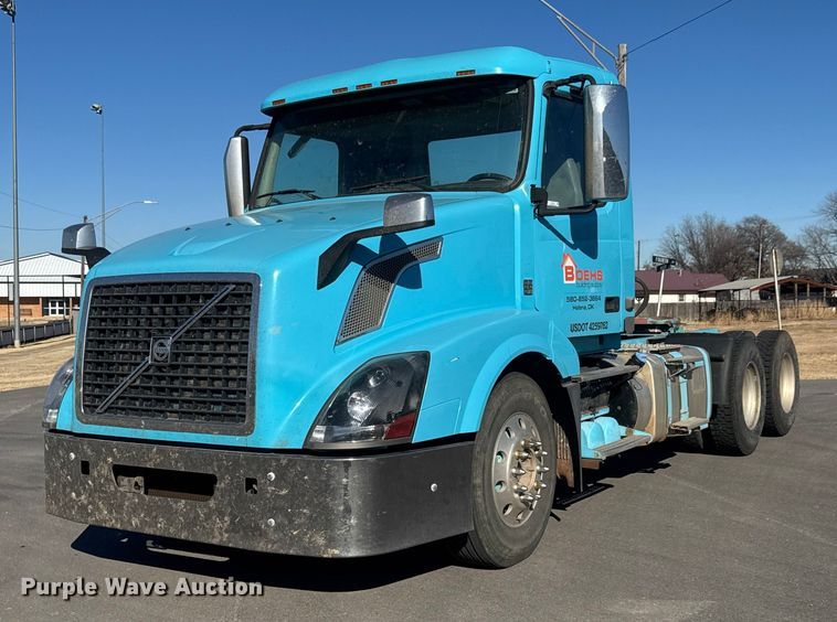 image for item ET4122 2013 Volvo VNL semi truck